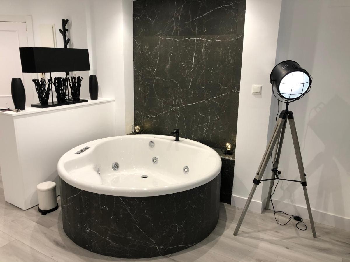 Black And White Suitte "Plaza" Ноха Екстериор снимка