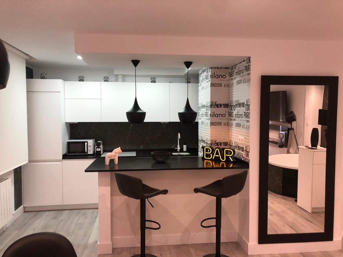 Black And White Suitte "Plaza" Ноха Екстериор снимка