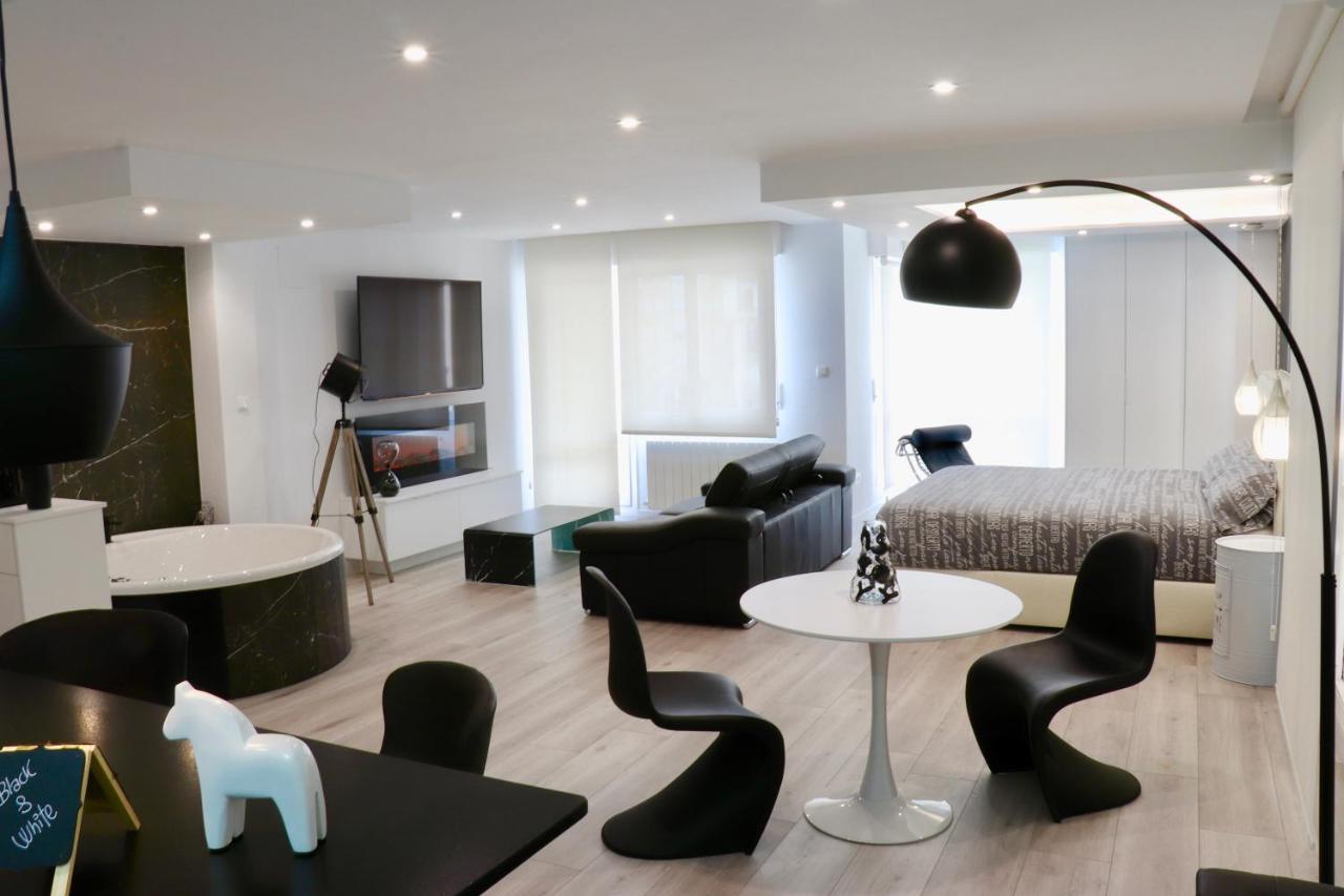 Black And White Suitte "Plaza" Ноха Екстериор снимка