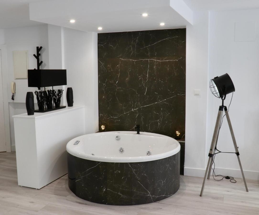 Black And White Suitte "Plaza" Ноха Екстериор снимка