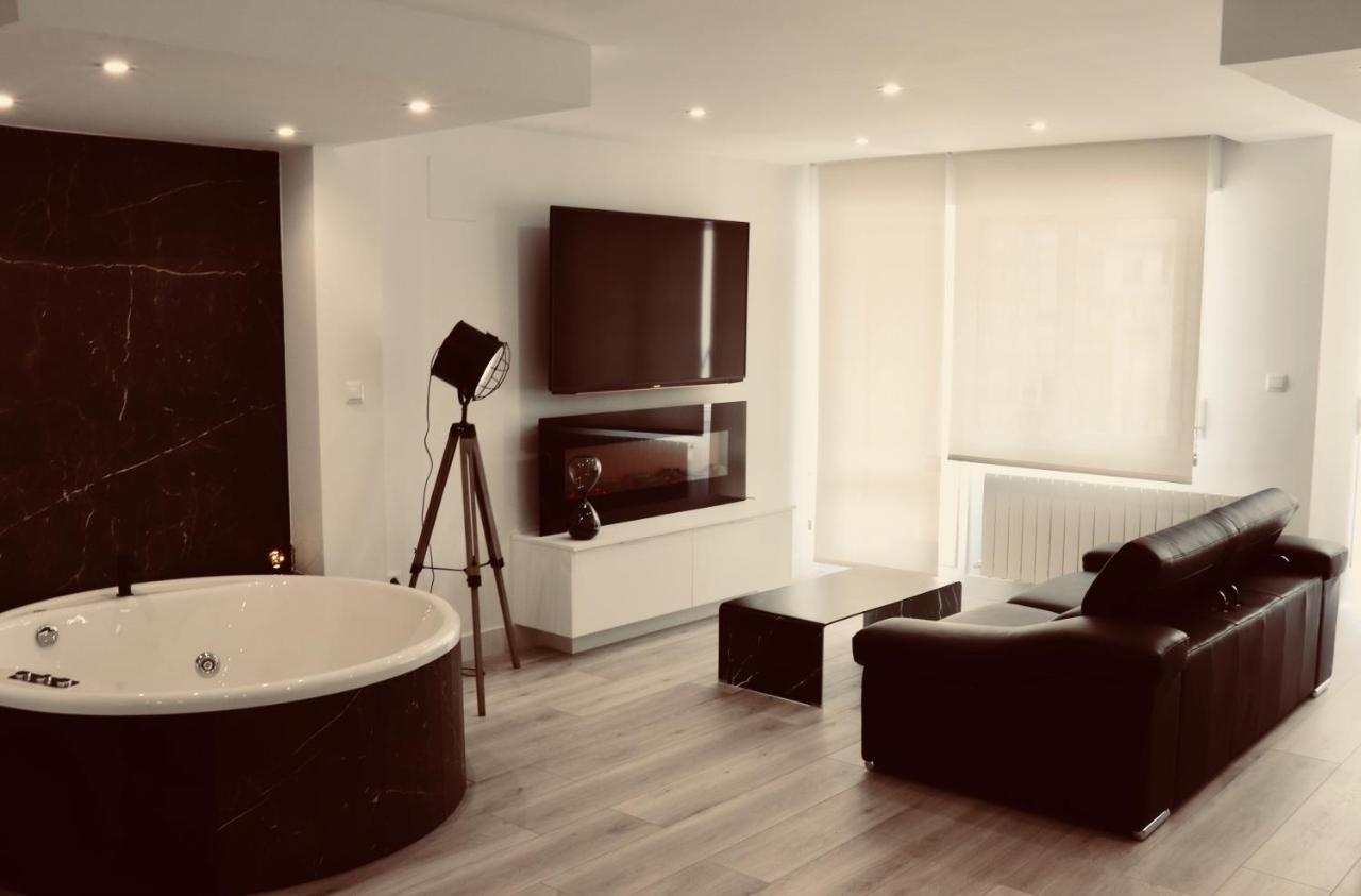 Black And White Suitte "Plaza" Ноха Екстериор снимка