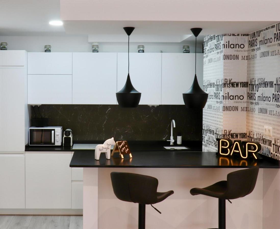 Black And White Suitte "Plaza" Ноха Екстериор снимка