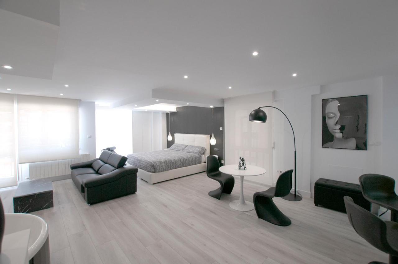 Black And White Suitte "Plaza" Ноха Екстериор снимка